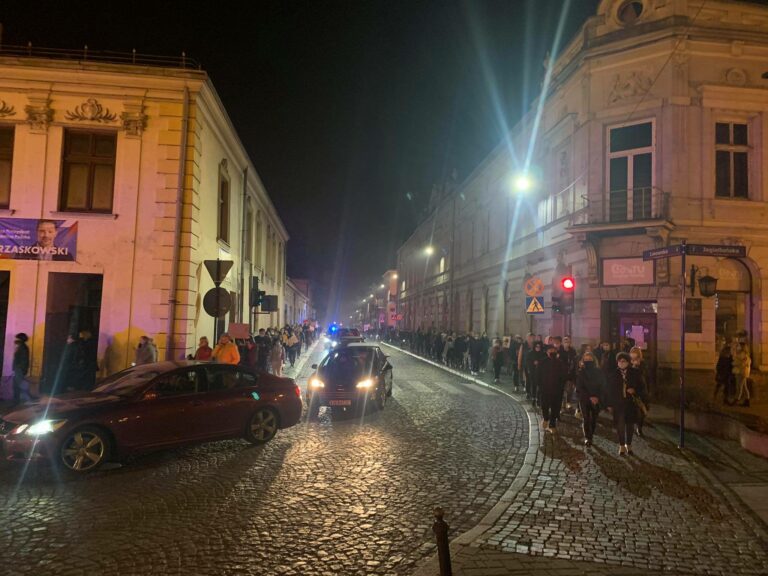 Nowy Sącz: coraz więcej ludzi na antyrządowych demonstracjach. Tłum przemaszerował przez miasto
