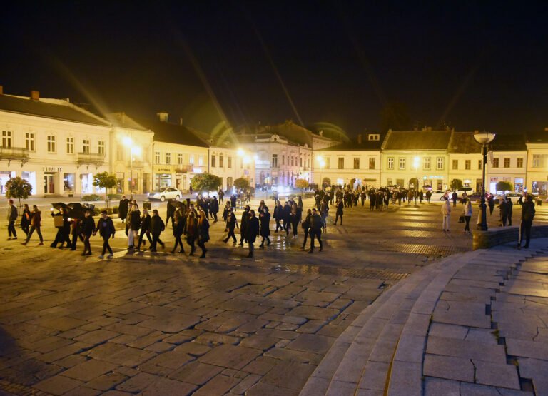 Nowy Sącz. To jest wojna! Demonstracyjny spacer z Plant pod ratusz. Zapłonęły znicze pod biurem PiS