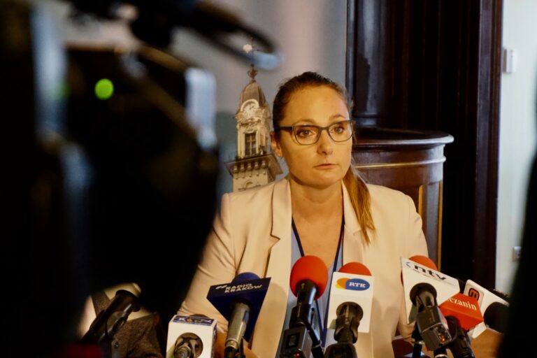 Dzieci to nie lalki, które poukładamy na stołeczkach i będą tam siedziały