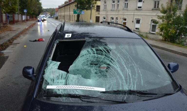 Śmierć idzie pieszo… W dwa tygodnie zginęło sześcioro pieszych potrąconych przez samochody