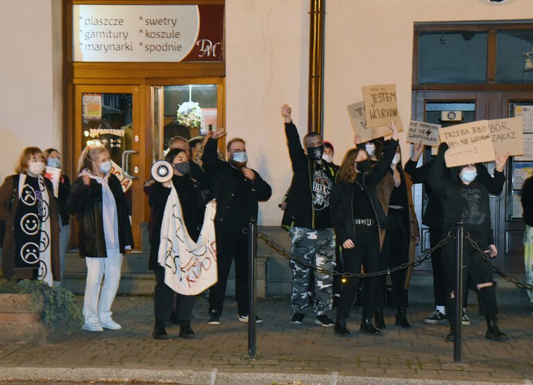 Organizatorzy demonstracji: noście maski, zapiszcie na ręce numer do prawnika. Marszałek: będzie tragedia…