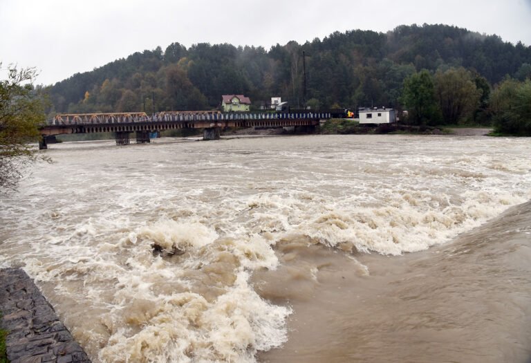 Sądecczyzna: kilka rzek przekroczyło stan ostrzegawczy, w tym: Dunajec, Poprad i Biała