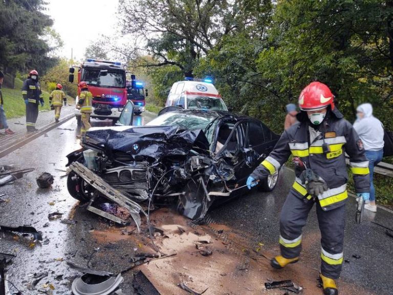 Librantowa: czołówka BMW i Forda. Czworo ludzi w szpitalu