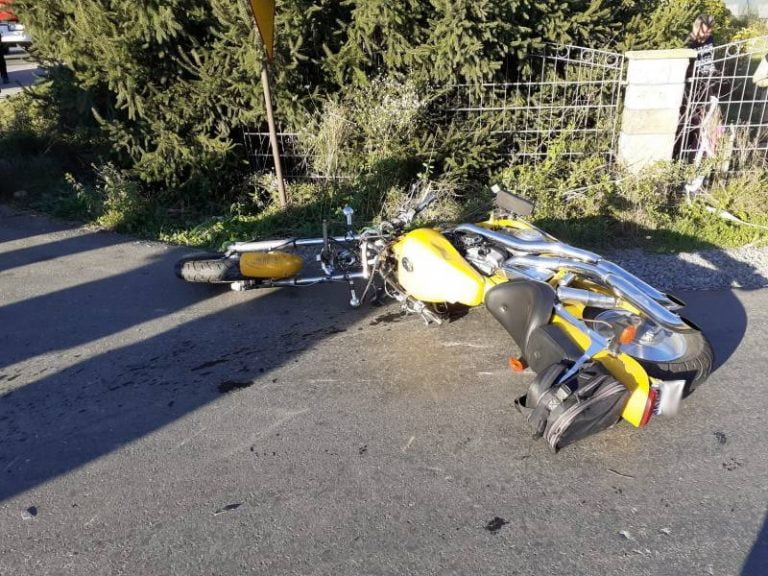 Mała Wieś: zderzenie osobówki i motocykla. Poszkodowany kierowca jednośladu leżał w rowie