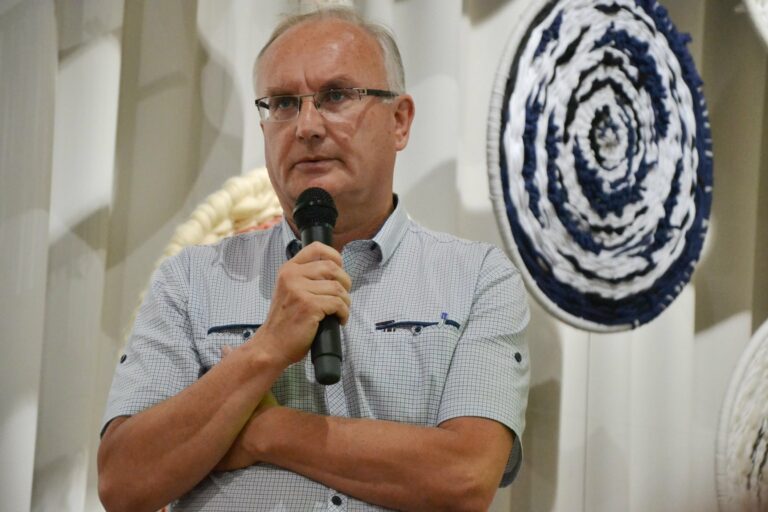 Zapisuje białe plamy w historii regionu