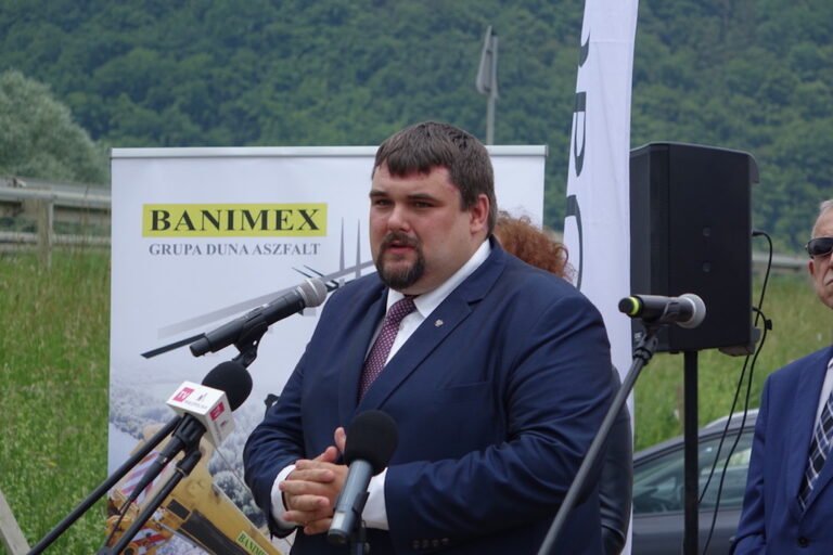 Poseł Patryk Wicher wraz z rodziną ze stwierdzonym COVID-19. Apeluje do osób niewierzących w pandemię