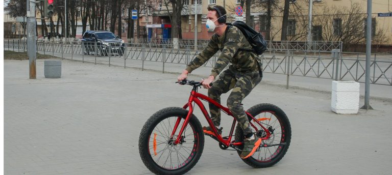 W sklepach wracają „godziny dla seniorów”, maski obowiązkowe również na rowerze