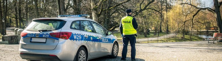 Policjanci i strażnicy miejscy wyruszyli w miasto. Będą karać za nieprzestrzeganie rygorów związanych z epidemią