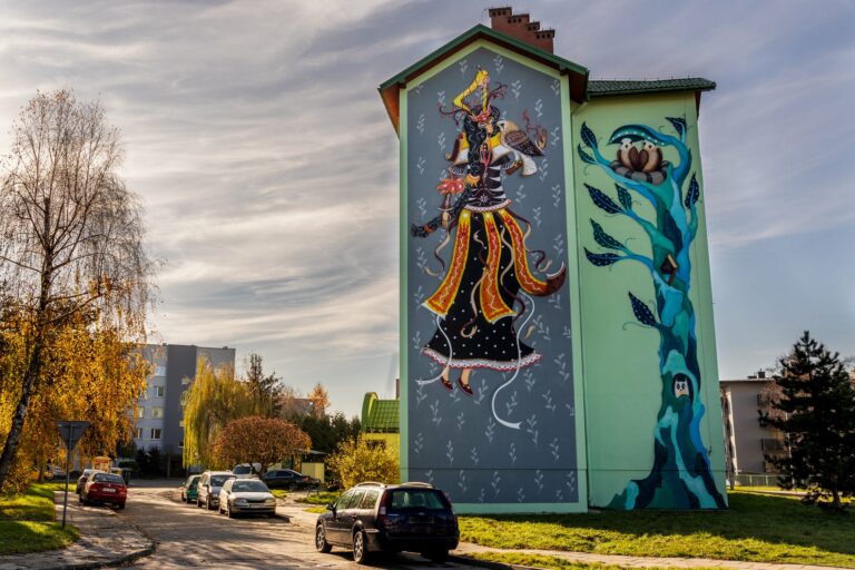 Nowy Sącz: Mikołaj posadził błękitno-szmaragdowe drzewo. W konarach narodziły się pisklęta…