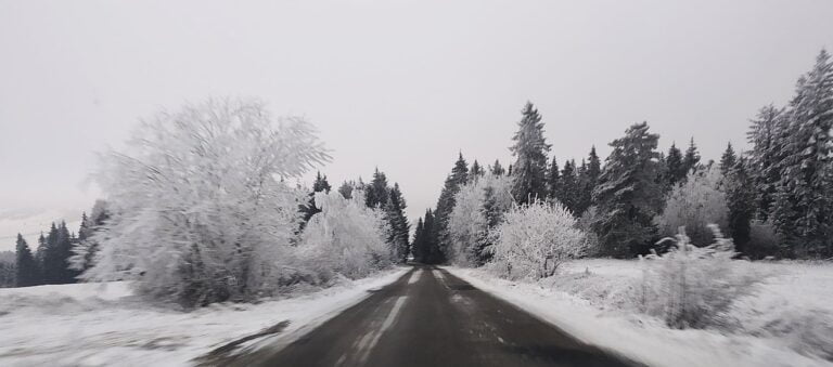 Meteorolodzy zapowiadają śnieg z deszczem. Jadąc do Krynicy-Zdroju, można już ,,spotkać” zimę