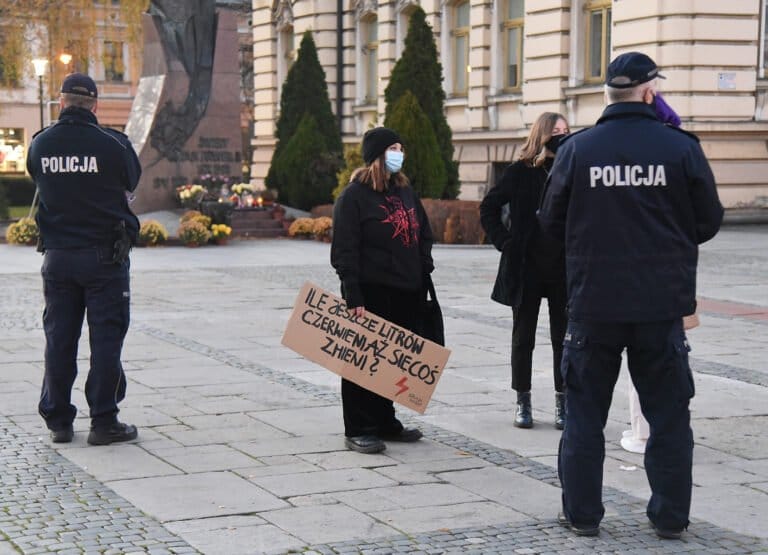 Mikro-strajk sądeckiej młodzieży. Policjanci legitymowali i spisywali demonstrantów