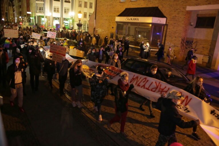 Kantar: 70 proc. Polaków popiera demonstracje uliczne organizowane w ramach Strajku Kobiet