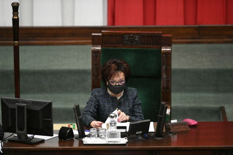 Sejm za dodatkami jedynie dla medyków skierowanych do pracy przy COVID-19 przez wojewodę