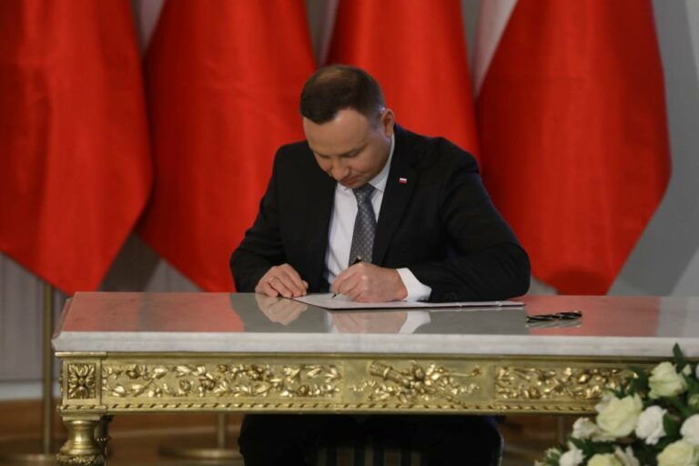 Prezydent podpisał ustawę w sprawie dodatków dla medyków skierowanych do pracy przy COVID-19 przez wojewodę