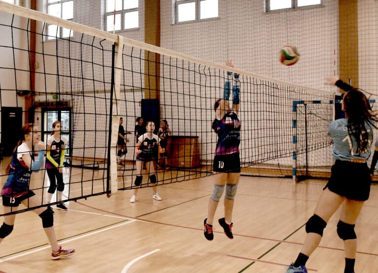 Zacięte mecze młodych siatkarek