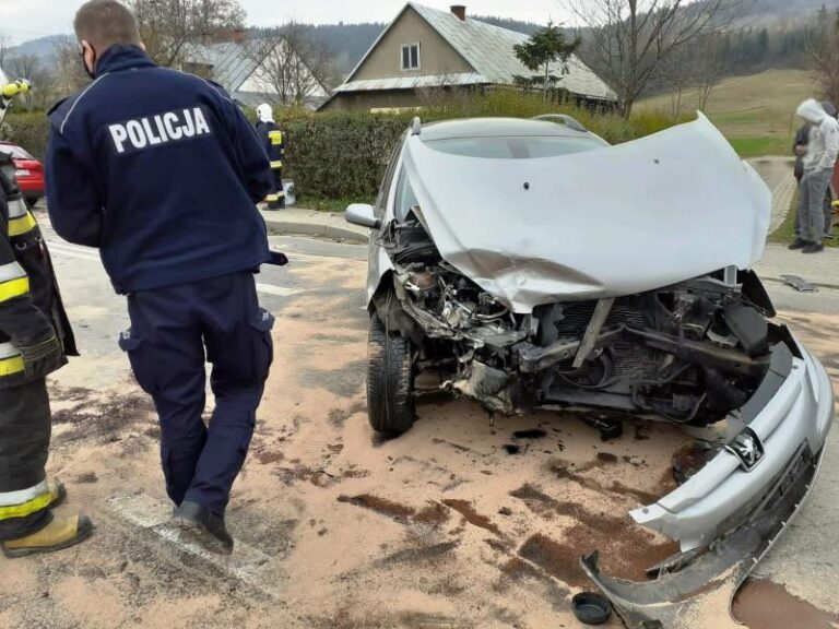 Kąclowa: zderzenie dwóch samochodów. Droga była całkowicie zablokowana