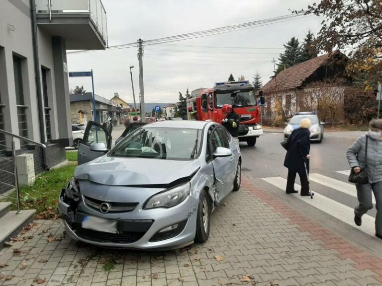 Nowy Sącz, ul. Paderewskiego: stłuczka Opla i Toyoty. Jedno z aut uderzyło w budynek…