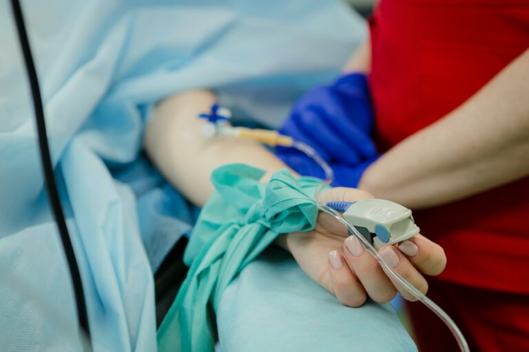 Ponad 400 osób zainteresowanych pracą i wolontariatem w małopolskich szpitalach tymczasowych
