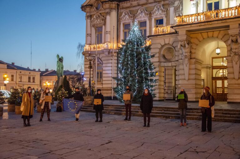 „Na szali jest nasza przyszłość”. Młodzież manifestowała na nowosądeckim rynku