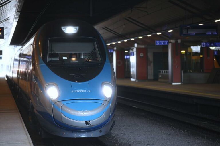 Zaostrzenie restrykcji po świętach? Rząd zastanawia się nad zakazem podróży służbowych…