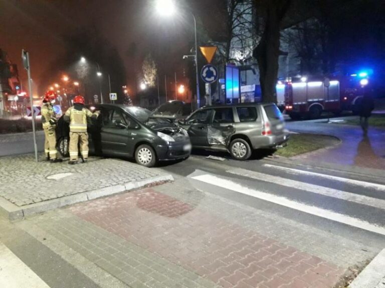 Krynica-Zdrój. Na rondzie zderzyły się dwa samochody osobowe