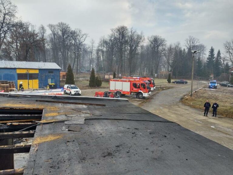 Nowy Sącz. Palił się budynek produkcyjno-magazynowy