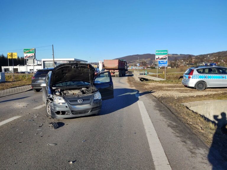 Nowy Sącz. Zderzenie dwóch osobówek. Jedna osoba trafiła do szpitala