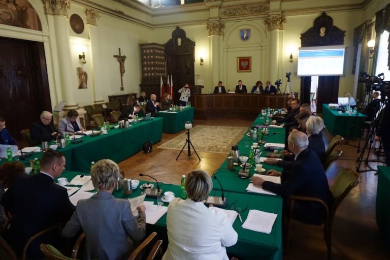 Ważne! Kryte lodowisko, czy dopłaty do wody dla sądeczan? Radni decydują dziś o wydatkach miasta na 2021 rok