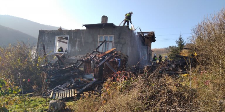Gdy ostygło pogorzelisko, ludzie rozpalili „ogień” w sercach. Chcą pomóc odbudować dom Barbary i Macieja Oleksych