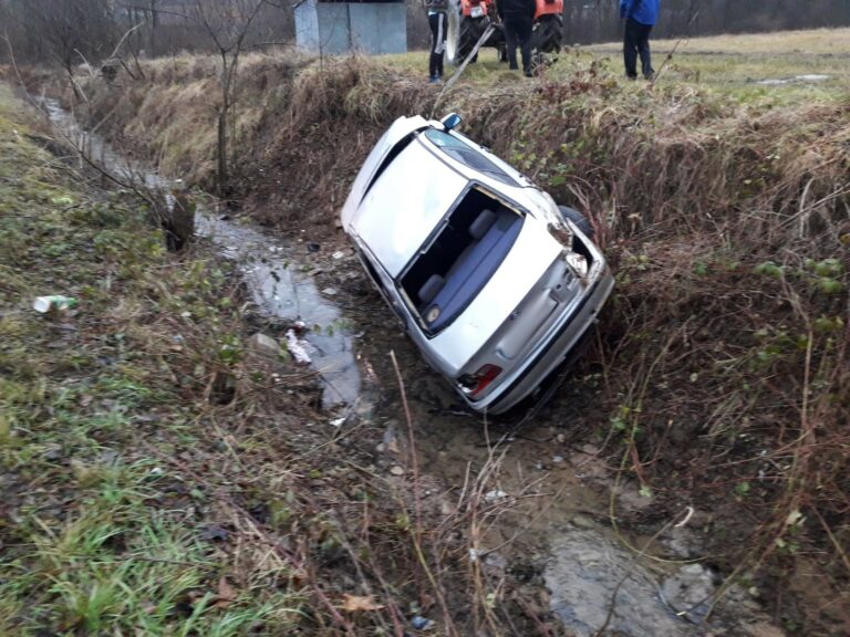 Olszana. Kierowca BMW zakończył podróż w rowie