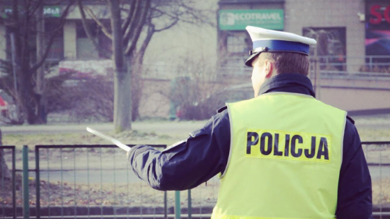 Kontrole podczas narodowej kwarantanny i godziny policyjnej. Policja: grozi 500 zł mandatu. Prawnicy: zakaz niezgodny z Konstytucją