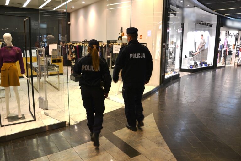 Policja kontroluje placówki handlowo-usługowe na Sądecczyźnie