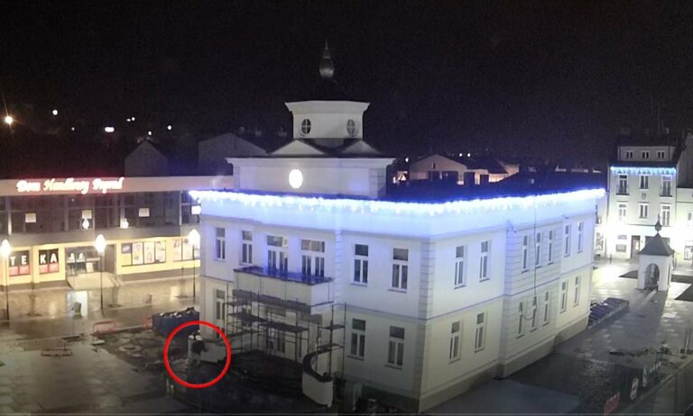 Myśleli, że noc zapewni anonimowość. Pomylili się. Muszyński monitoring pozwala liczyć turystów i wandali