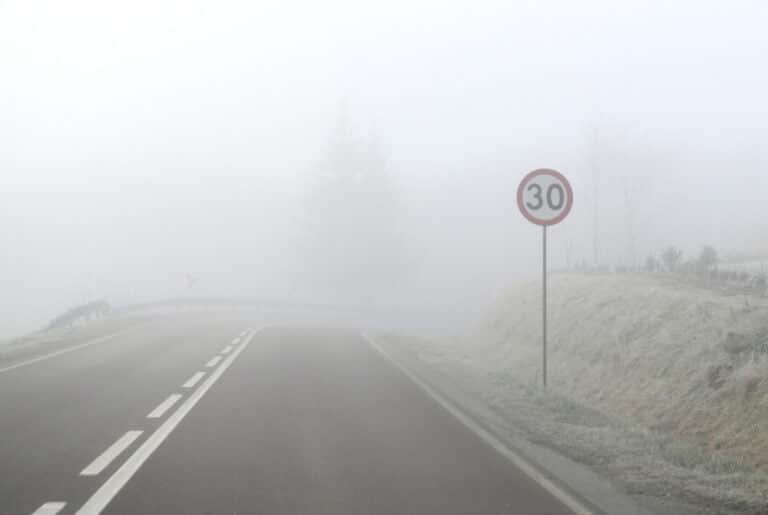 IMGW ostrzega przed gęstą mgłą w 10 województwach; również w Małopolsce