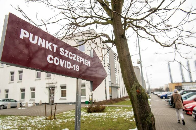 W piątek rozpocznie się rejestracja na szczepienia dla osób po 80. roku życia