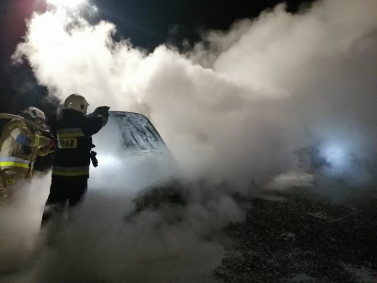 Stary Sącz. Na parkingu firmy blacharsko-lakierniczej spłonął samochód