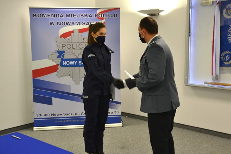 To wyjątkowy dzień, który pamięta się przez całe życie. Nowo przyjęta policjantka złożyła ślubowanie