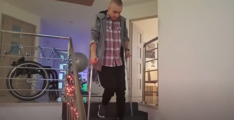 Bartek pokonał raka i uwolnił moc. Dwa lata temu tato wnosił go po schodach. Dziś wchodzi sam…