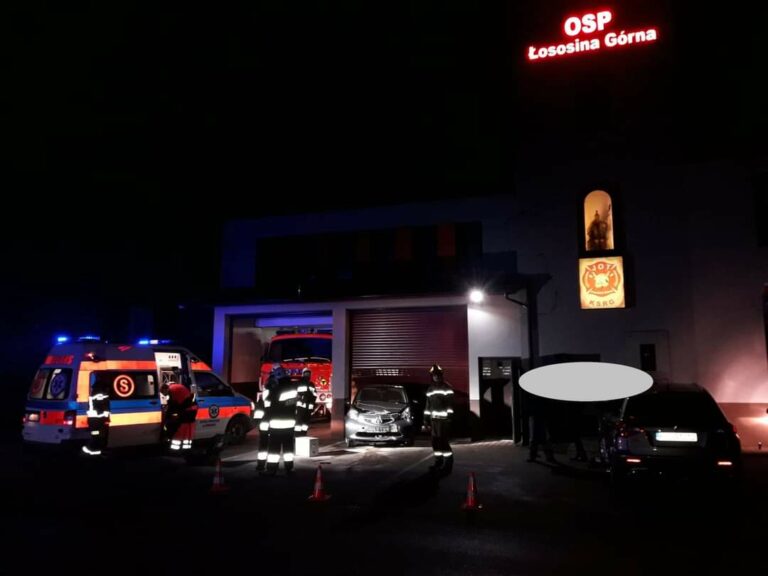 Łososina Górna. Samochód wbił się w bramę strażackiego garażu