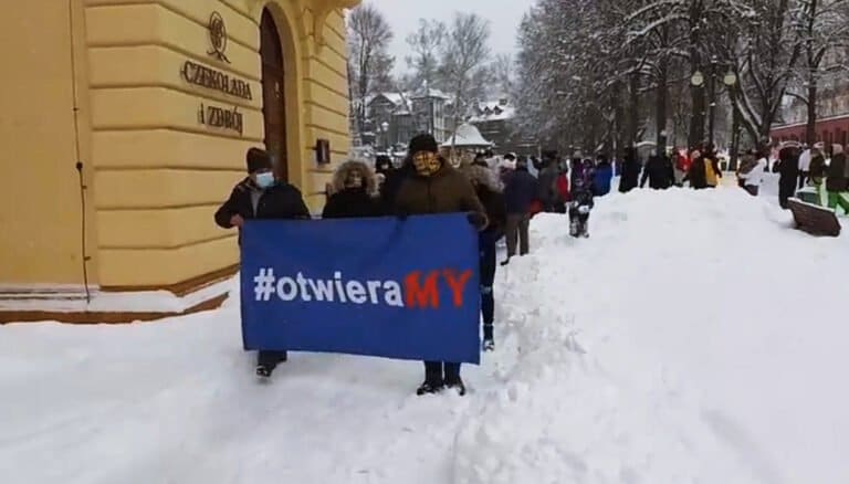 Krynica-Zdrój. Sądeccy przedsiębiorcy mówią ,,dość”! Zorganizowali cichy protest, bo doszli do ściany, za którą jest bankructwo