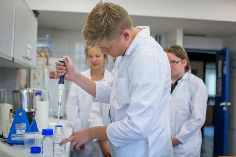 Stypendium w wysokości 40 tys. zł i obóz naukowy czekają na polskich nastolatków