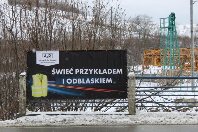 Korzenna. Byli już tajemniczy ,,piesi” z drutu, a teraz czas na banery