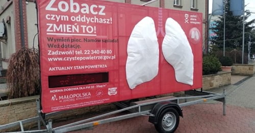 Czyste płuca wystawiono na działanie sądeckiego smogu. Zobaczymy jak szybko będą szarzeć