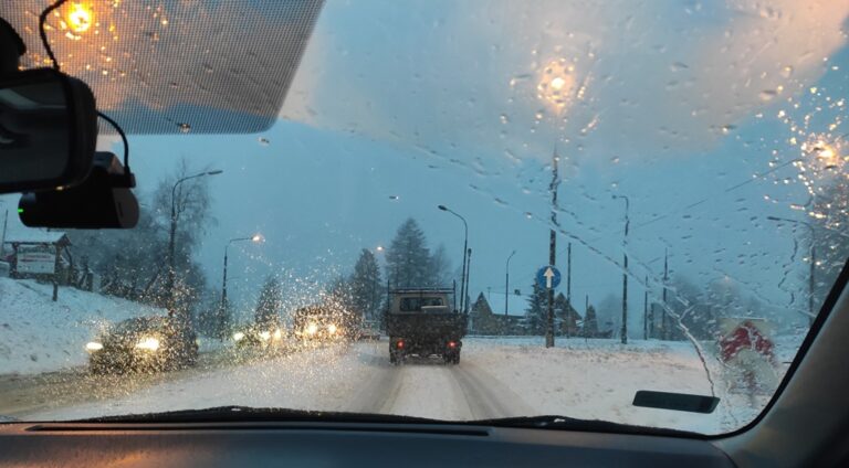 UWAGA KIEROWCO! Trudne warunki na drogach Sądecczyzny
