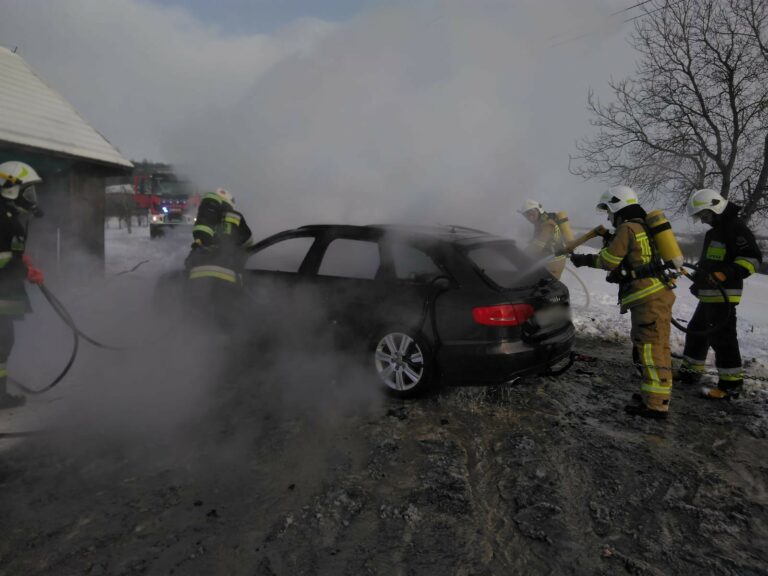 Łącko. Samochód zapalił się w garażu. Właściciel wyciągnął auto traktorem