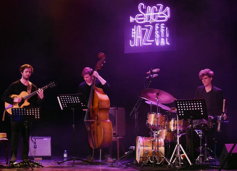 Szymon Mika Trio z filmem w tle