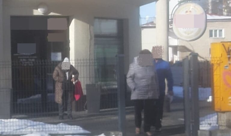 Nowy Sącz. Organizatorzy pokazów rujnujących finansowo seniorów świetnie radzą sobie w epidemii. Stosują chwyt „na litość”