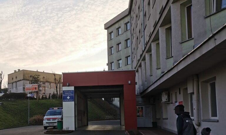 Pierwsza dawka szczepienia dla ,,grupy zero” wstrzymana. Zainteresowani muszą uzbroić się w cierpliwość