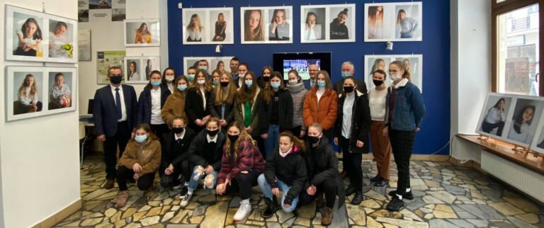 Piękne i waleczne „trójeczki” bohaterkami wystawy fotografii