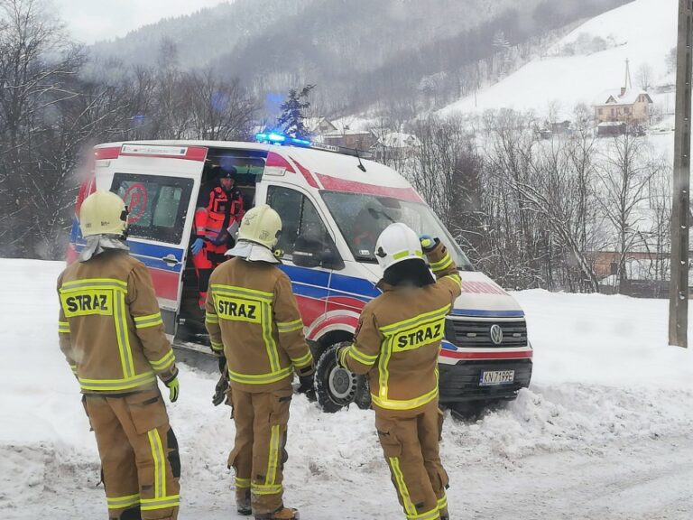 Zima daje się we znaki ratownikom medycznym. Pomagają im sądeccy strażacy